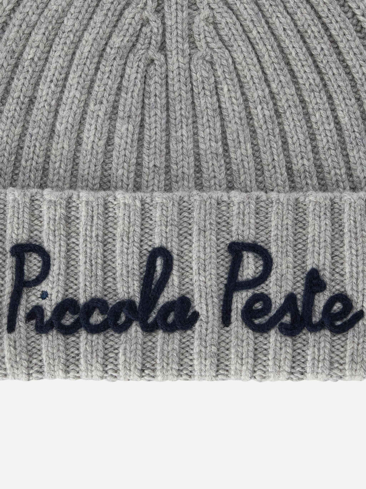 Grey Wengen beanie with Piccola Peste embroidery
