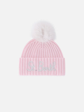 Bonnet Wengen rose avec pompon et broderie St. Barth 