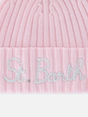 Bonnet Wengen rose avec pompon et broderie St. Barth 