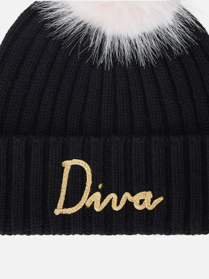 Schwarze Wengen-Mütze mit Bommel und Diva-Stickerei 