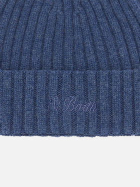 Berretto Wengen in blu denim con ricamo St. Barth sul risvolto