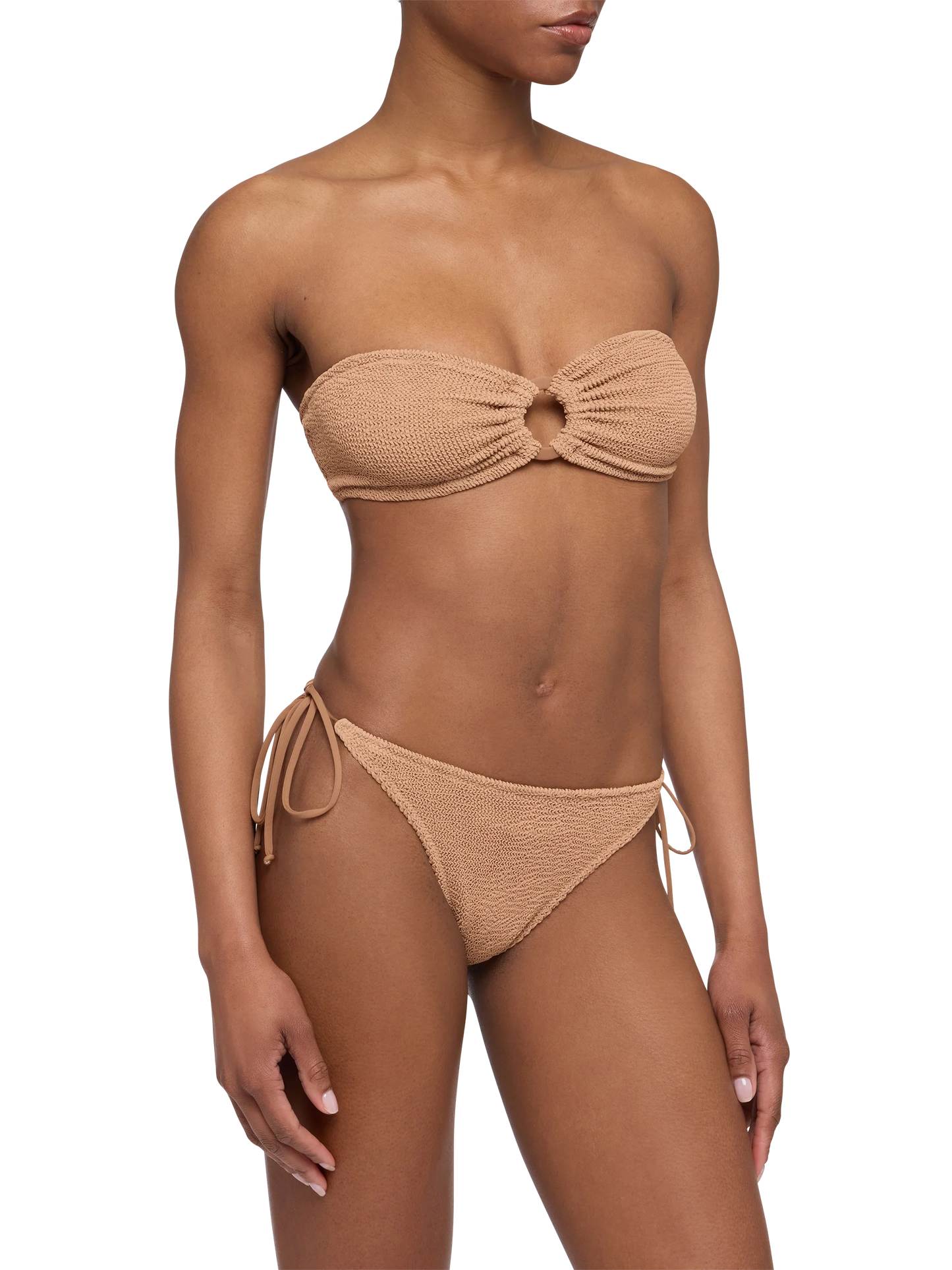 Norah, karamellbraune Crinkle-Badehose in Cheeky-Optik – Yulia, kamelbraunes Crinkle-Bandeau-Top