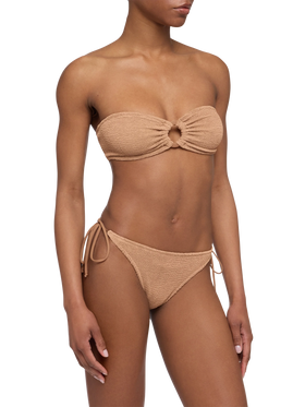 Norah, karamellbraune Crinkle-Badehose in Cheeky-Optik – Yulia, kamelbraunes Crinkle-Bandeau-Top