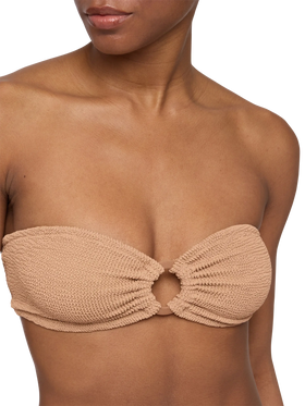 Norah, karamellbraune Crinkle-Badehose in Cheeky-Optik – Yulia, kamelbraunes Crinkle-Bandeau-Top