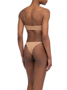 Norah, karamellbraune Crinkle-Badehose in Cheeky-Optik – Yulia, kamelbraunes Crinkle-Bandeau-Top