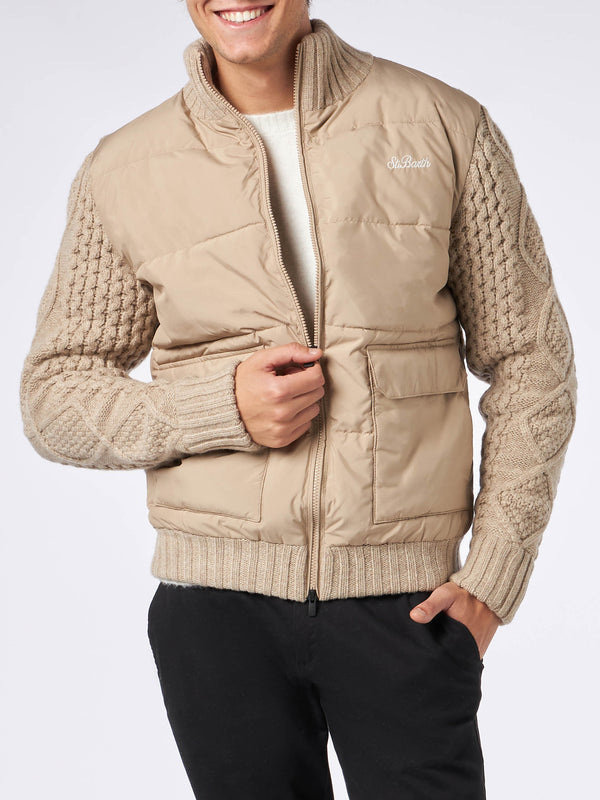 Beige wattierte Herrenjacke mit gestrickten Flechtärmeln