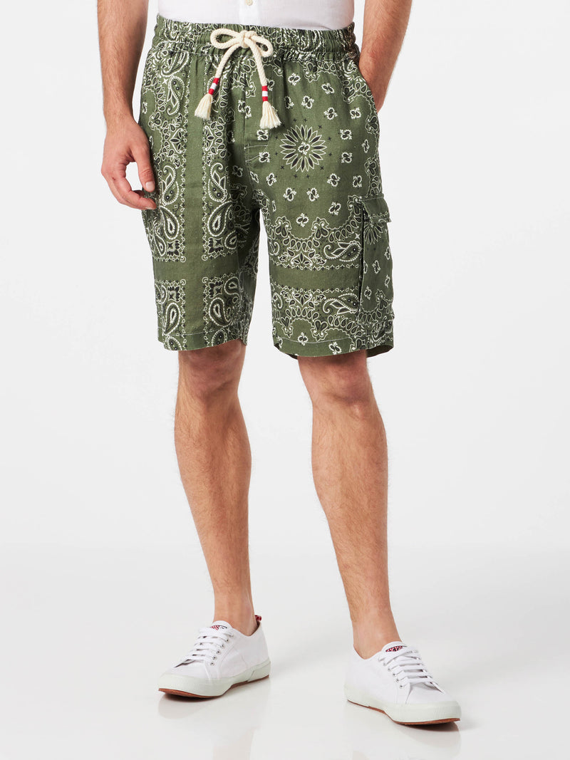 Bermuda da uomo in lino con stampa bandana verde militare