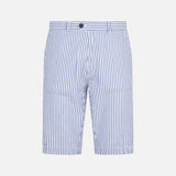 Blau gestreifte Bermudashorts