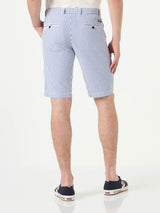 Blau gestreifte Bermudashorts