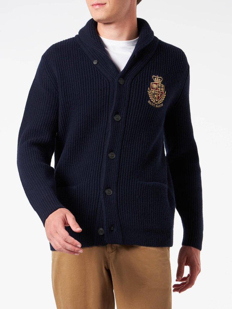 Blauer, gerippter Herren-Cardigan mit Schalkragen, Taschen und Aufnäher