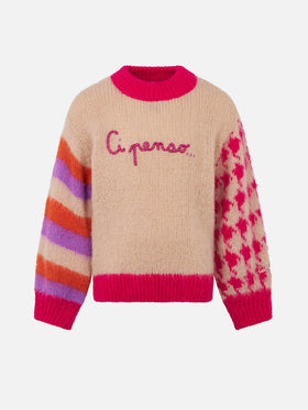 Morbido maglione da bambina dalla forma squadrata con ricamo Ci penso...