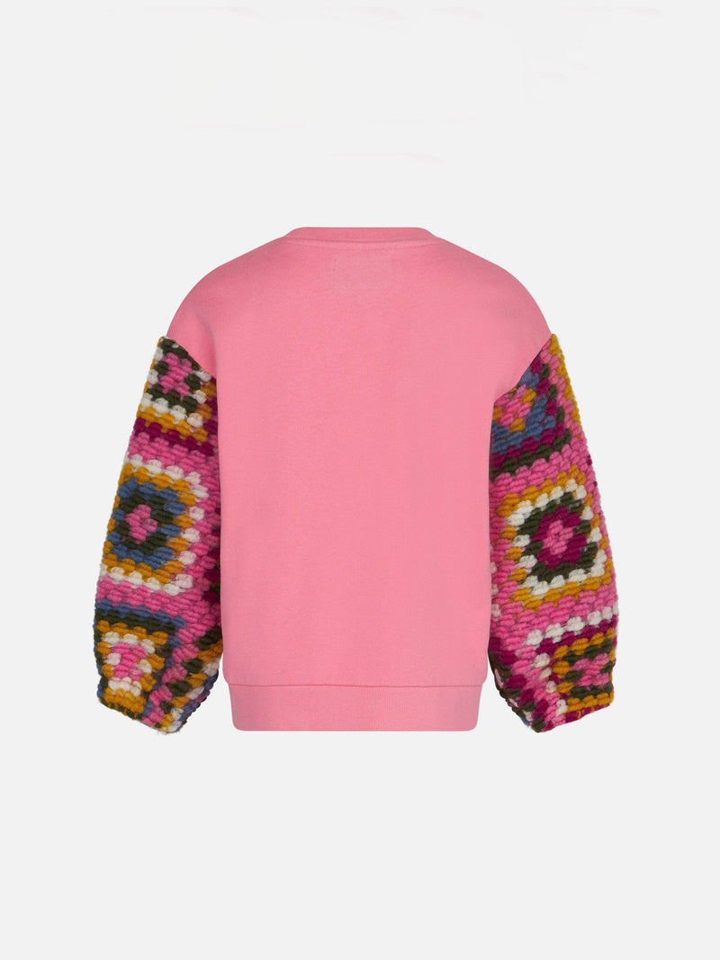 Rosa Mädchenpullover mit Häkelärmeln