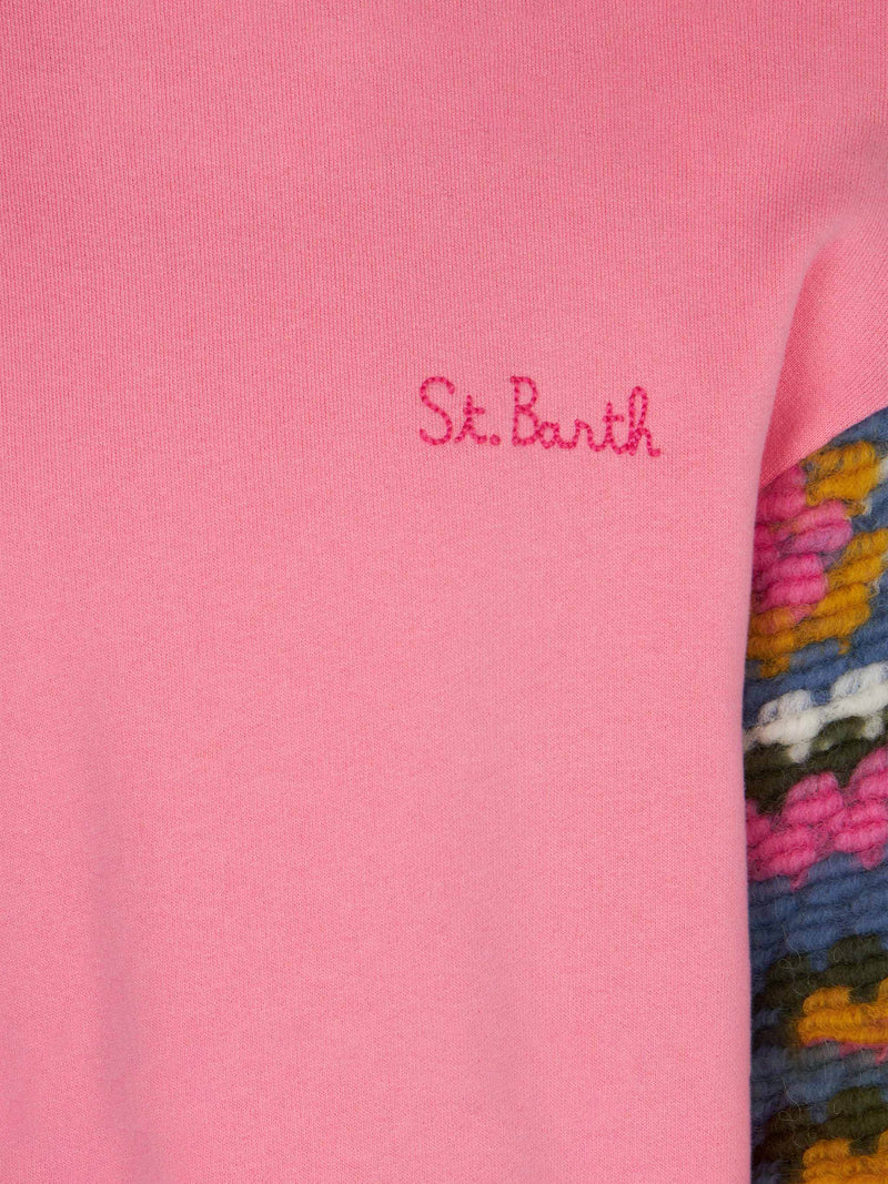 Maglia da bambina rosa con maniche all'uncinetto