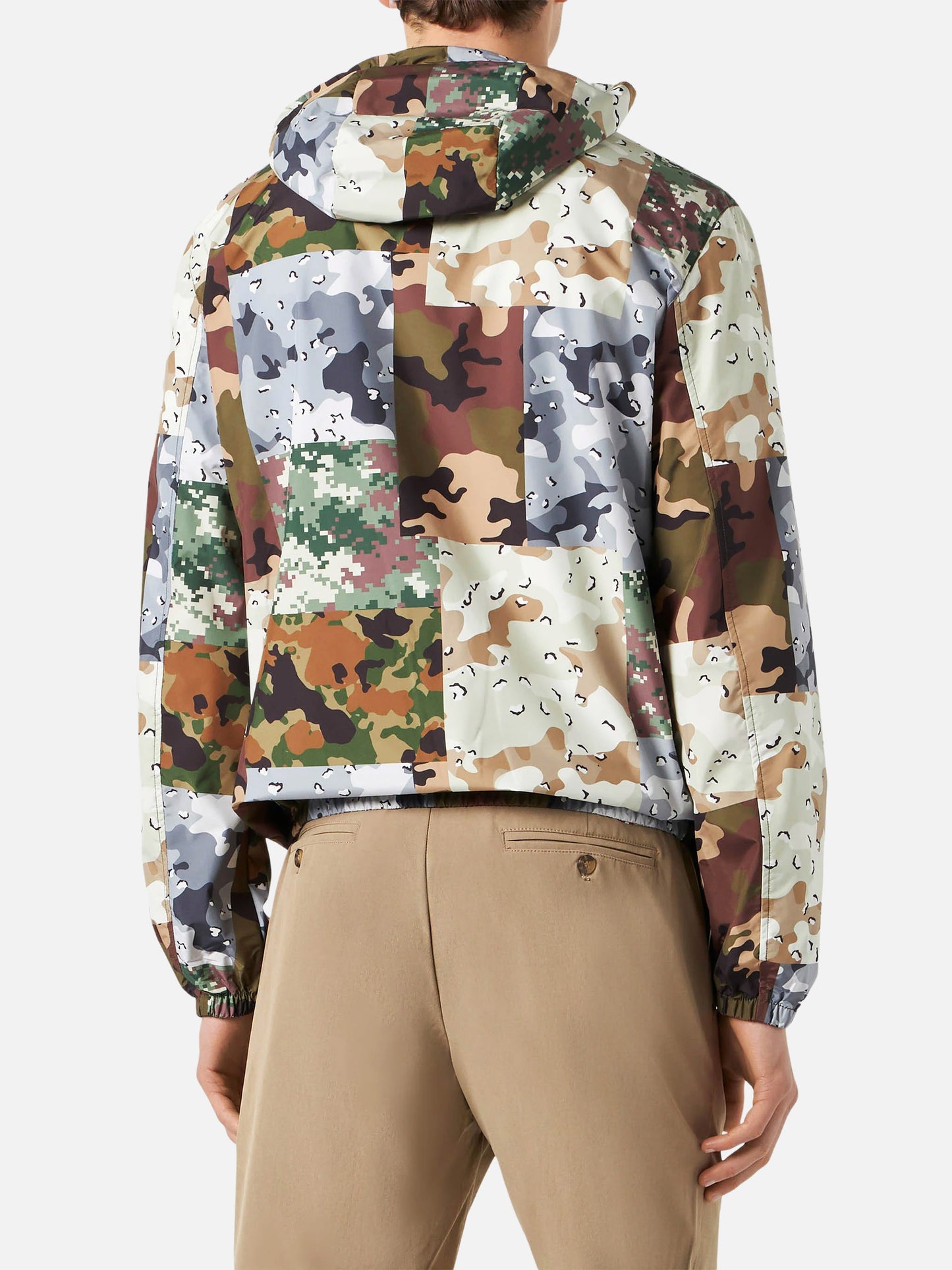 Man hooded lightweight windbreaker with camouflage print