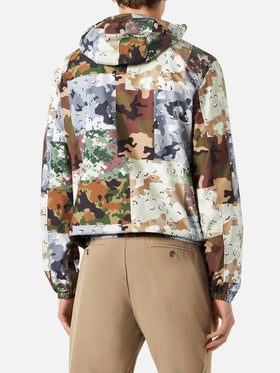 Man hooded lightweight windbreaker with camouflage print