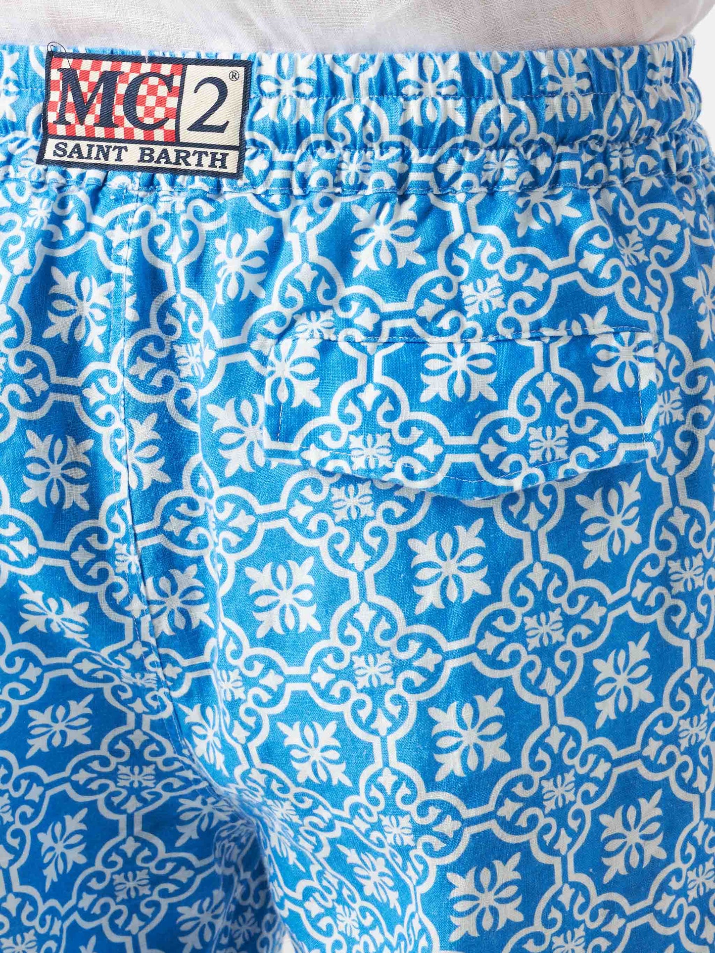 Bermuda da uomo in lino con stampa maiolica bianca e azzurra