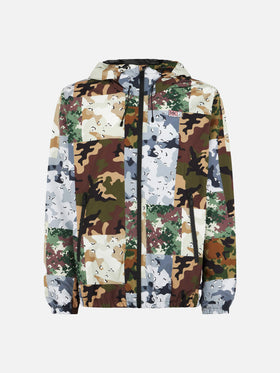 Man hooded lightweight windbreaker with camouflage print