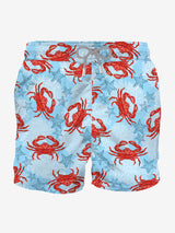 Hellblaue, mittellange Badeshorts mit Krabbenprint