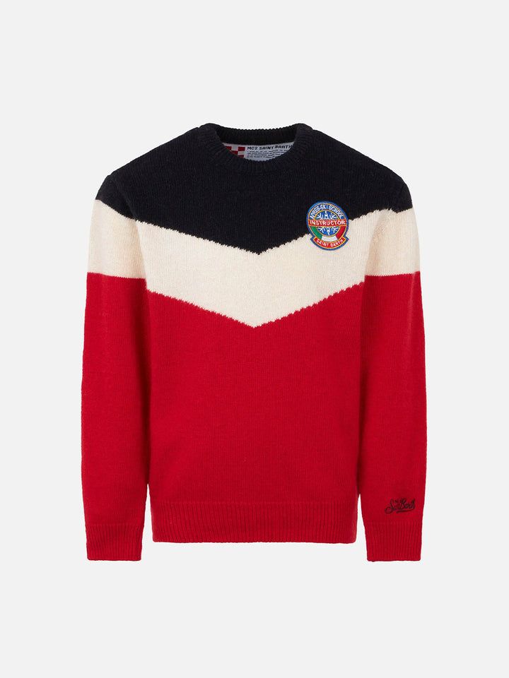 Roter und blauer Jungenpullover mit Aufnäher