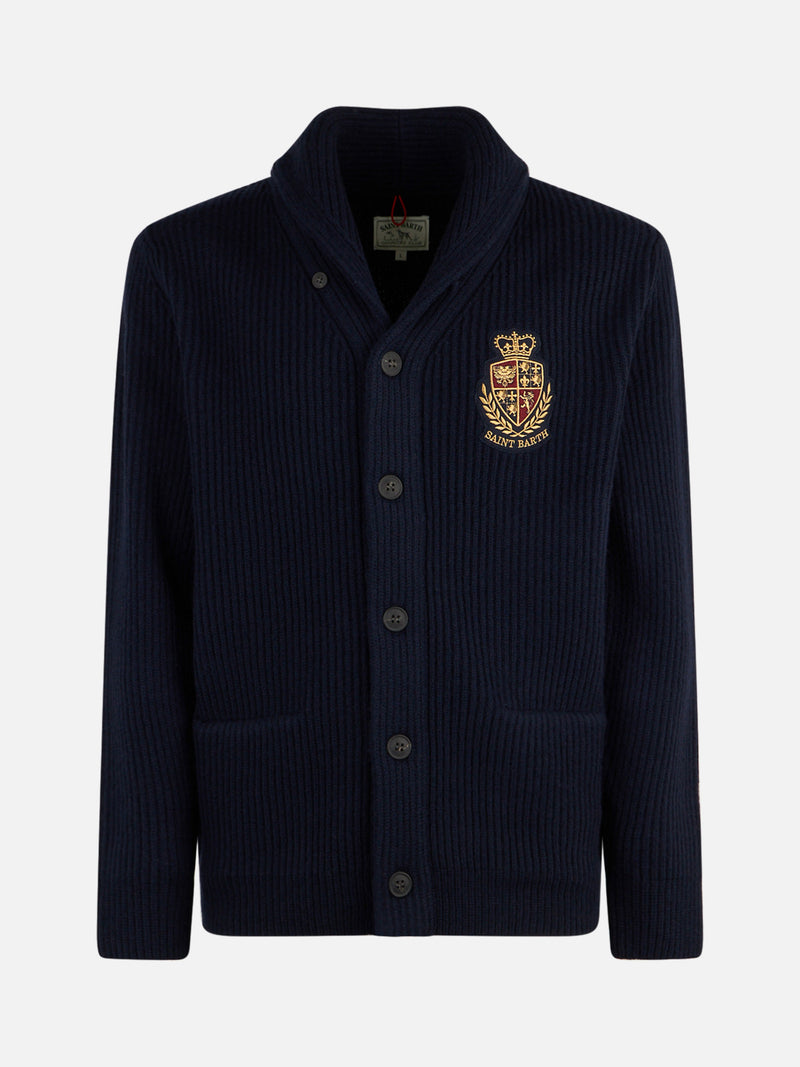 Blauer, gerippter Herren-Cardigan mit Schalkragen, Taschen und Aufnäher