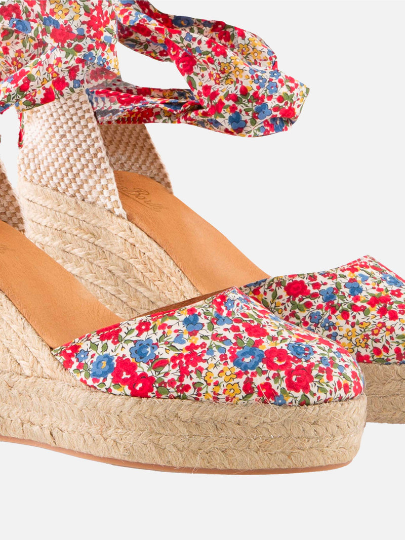 Espadrillas mit hohem Keilabsatz und Knöchelspitze