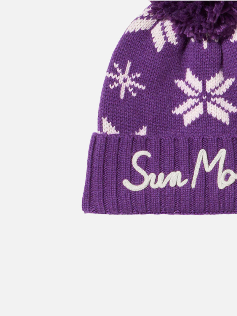 Woman purple beanie with norwegian pattern