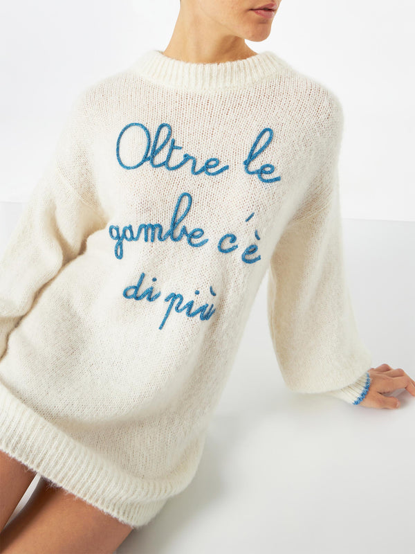 Ultraweiches Damenstrickkleid mit „Oltre le gambe c'è di più“-Stickerei | NIKI DJ SONDEREDITION