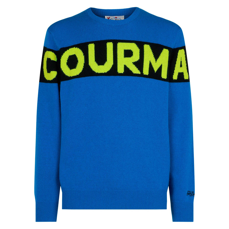 Man blue sweater with Courma lettering