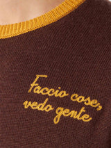 Brauner Herrenpullover mit Faccio-Cose- und Vedo-Gente-Stickerei