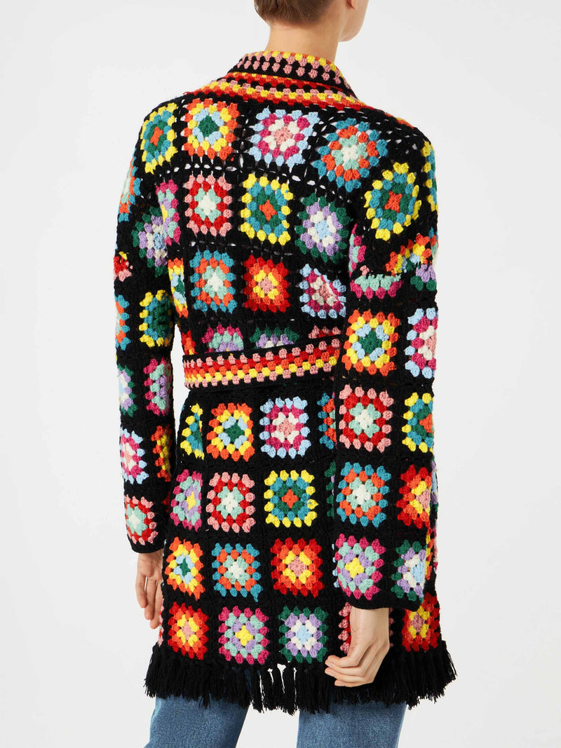 Cappotto crochet multicolore con cintura