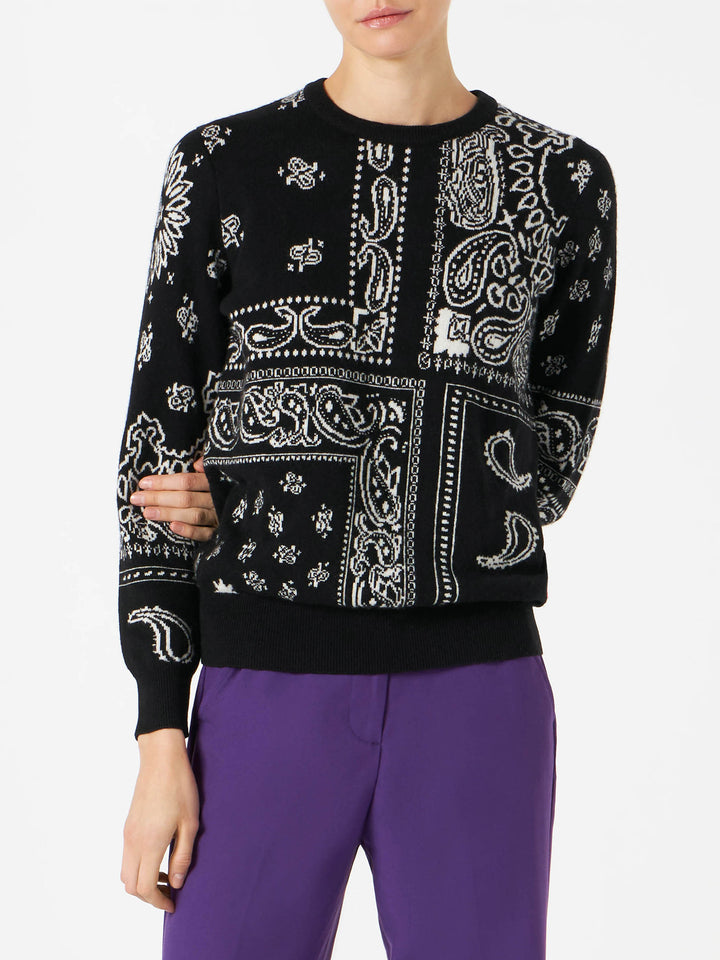 Maglione da donna in misto cashmere nero fantasia bandana