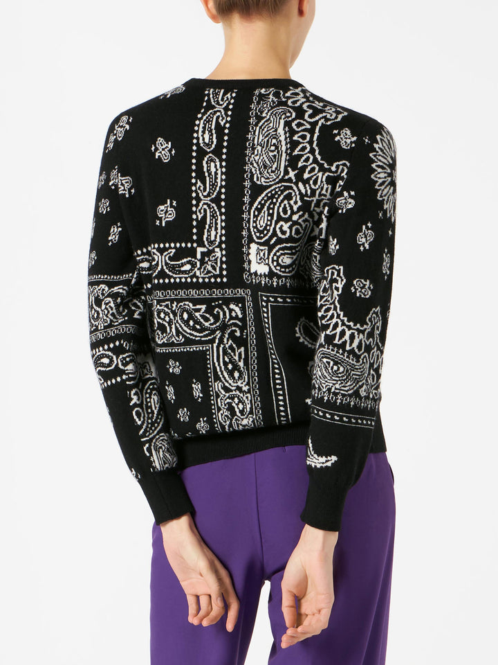 Maglione da donna in misto cashmere nero fantasia bandana
